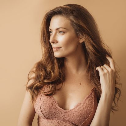 Frau im BH nach Brustvergrößerung München