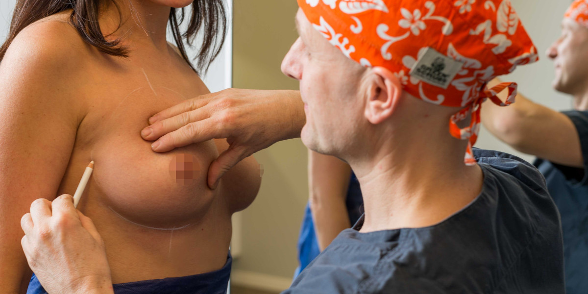Dr. Daniel Thome bei der Vorbereitung einer Brust OP